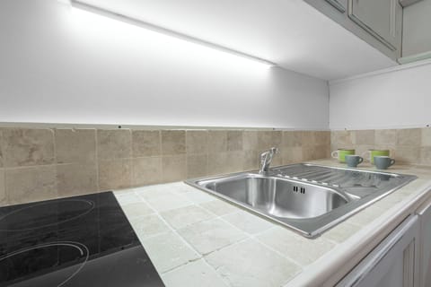 Apartment, Courtyard View | Private kitchen | Fridge, microwave, stovetop, dishwasher