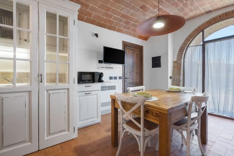 Apartment, Courtyard View | Private kitchen | Fridge, microwave, stovetop, dishwasher