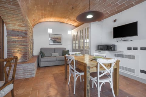 Apartment, Courtyard View | Living area | 32-inch flat-screen TV with cable channels