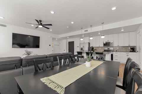 Condo, 2 Bedrooms | Dining