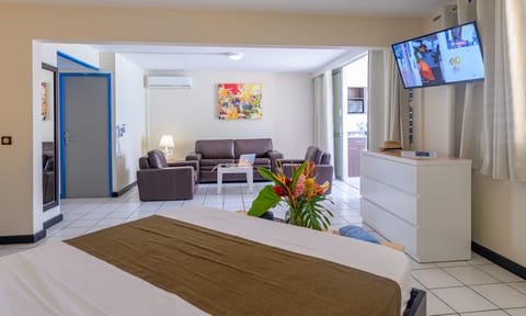 Junior Suite vue mer | In-room safe, desk, free WiFi, bed sheets