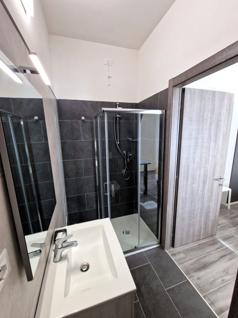 Classic Double or Twin Room, Balcony | Bathroom | Shower, hair dryer, towels, soap