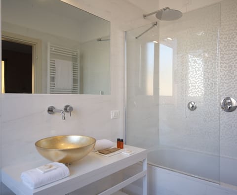 Superior Double or Twin Room | Bathroom | Combined shower/tub, rainfall showerhead, free toiletries, hair dryer