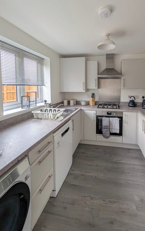 House | Private kitchen | Fridge, microwave, oven, stovetop