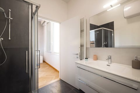 Superior Suite | Bathroom | Shower, hair dryer, towels, soap