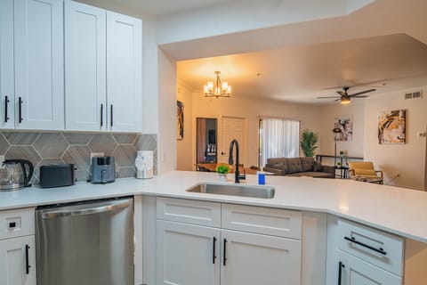 Superior Apartment, 2 Bedrooms, Non Smoking, 2 Bathrooms | Private kitchen | Full-size fridge, microwave, oven, stovetop