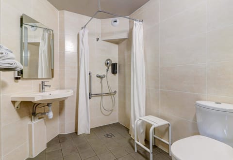 Double Room, Accessible, Non Smoking | Bathroom | Shower, towels