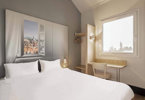 Premium bedding, desk, soundproofing, free WiFi