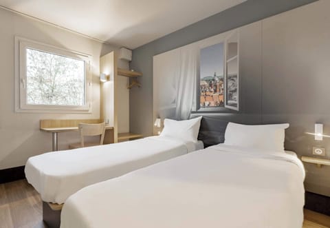 Premium bedding, desk, soundproofing, free WiFi