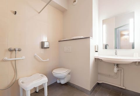 Double Room, Mobility Accessible, Non Smoking | Bathroom | Shower, towels