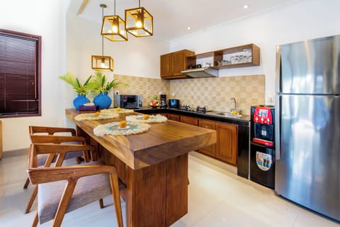 Deluxe Suite, 2 Bedrooms, Pool View | Private kitchen | Toaster