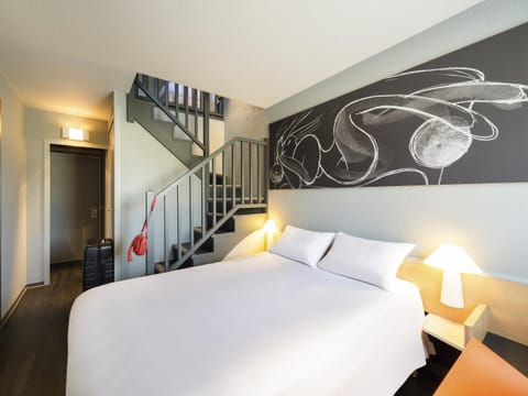 Premium bedding, pillowtop beds, in-room safe, soundproofing