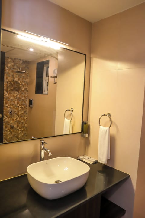 Premium Room | Bathroom | Shower, towels, soap, shampoo