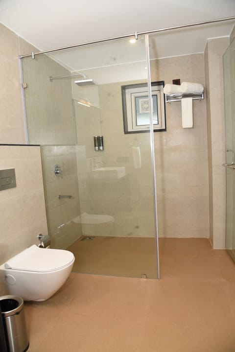 Luxury Ocean View room | Bathroom | Shower, towels, soap, shampoo