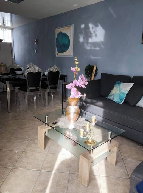 House, 3 Bedrooms, Smoking, Patio | Living room