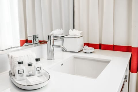 Combined shower/tub, eco-friendly toiletries, hair dryer, towels