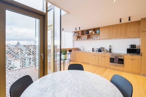 Apartment, 3 Bedrooms, Balcony, City View | Private kitchen