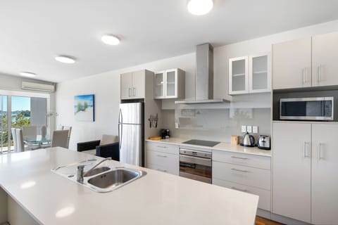 Deluxe Apartment, 3 Bedrooms, Balcony, Ocean View | Private kitchen