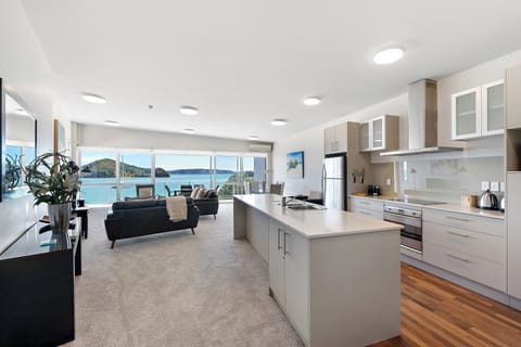 Deluxe Apartment, 3 Bedrooms, Balcony, Ocean View | Living area