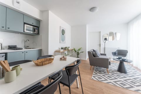 Family Apartment | Private kitchen | Mini-fridge, microwave, stovetop, espresso maker