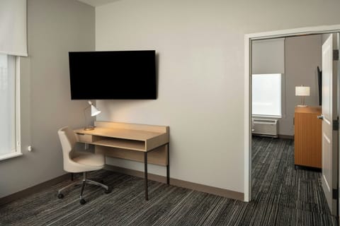 Suite, 1 Bedroom | Desk, laptop workspace, iron/ironing board, free cribs/infant beds