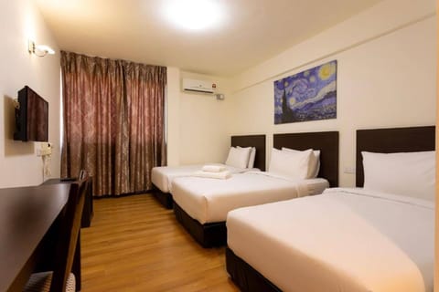 Triple Room | Desk, free WiFi