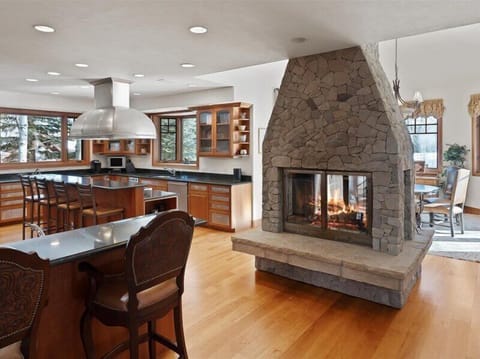 House | Living area | Flat-screen TV, fireplace