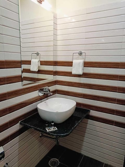 Deluxe Room | Bathroom | Shower, free toiletries, towels, soap