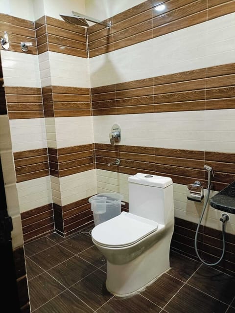 Deluxe Room | Bathroom | Shower, free toiletries, towels, soap