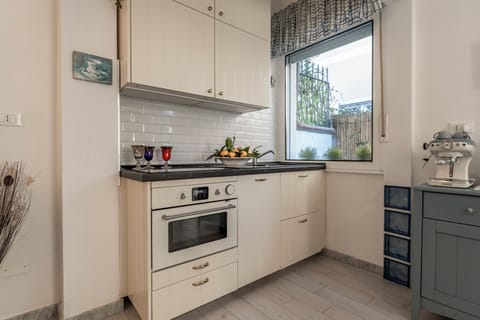 House, Patio, Garden View | Private kitchen | Fridge, oven, stovetop, dishwasher