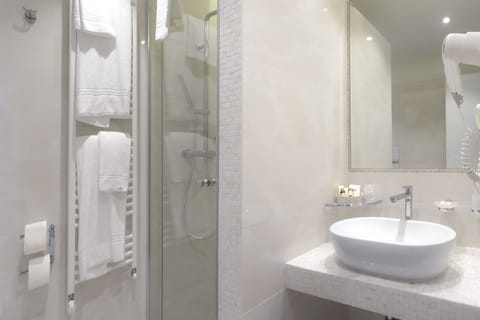 Junior Suite | Bathroom | Free toiletries, hair dryer, towels