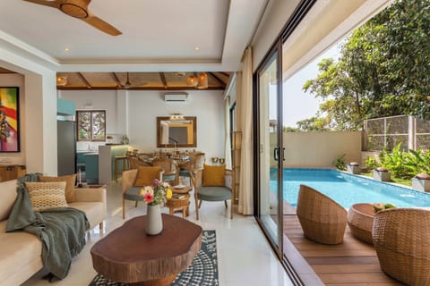 Luxury Room, Pool View | Living area