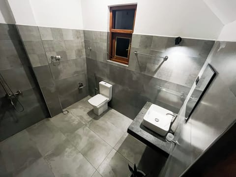 Deluxe Villa, Garden View | Bathroom | Shower, free toiletries, hair dryer, soap