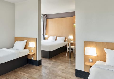 Quadruple Room | Premium bedding, desk, soundproofing, free WiFi