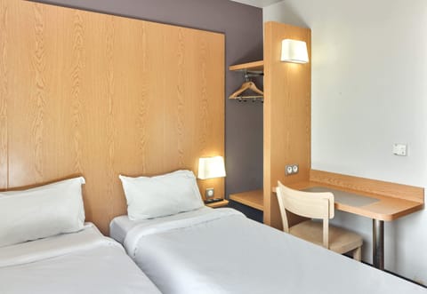 Twin Room | Premium bedding, desk, soundproofing, free WiFi