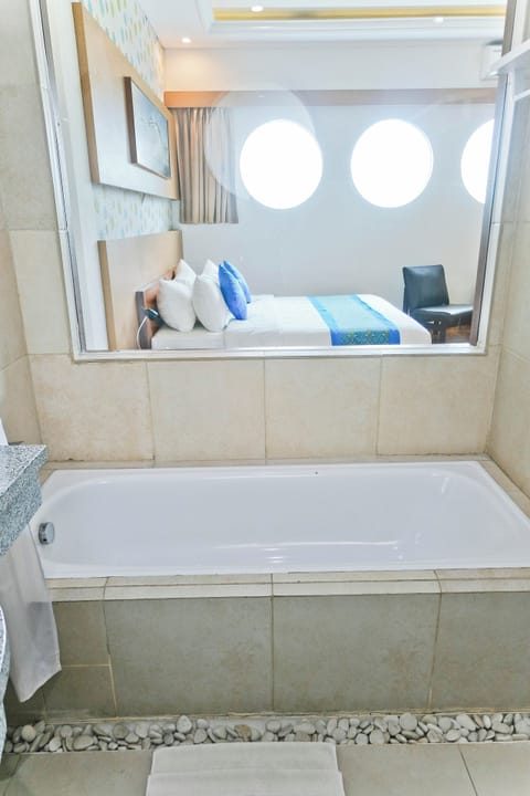 Deluxe Double or Twin Room | Bathroom | Towels, soap, shampoo, toilet paper