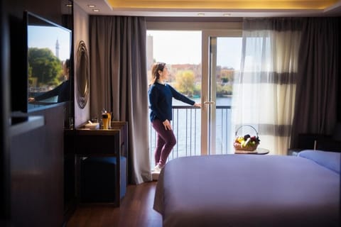 Deluxe Triple Room, River View | Minibar