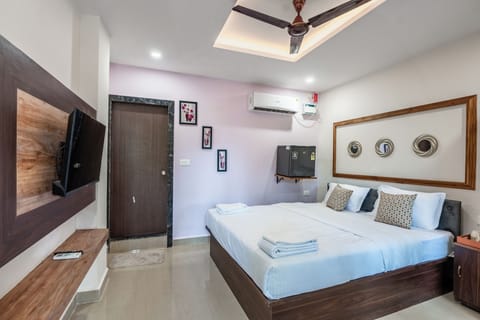 Deluxe Double Room, Pool View | Soundproofing, iron/ironing board, free WiFi