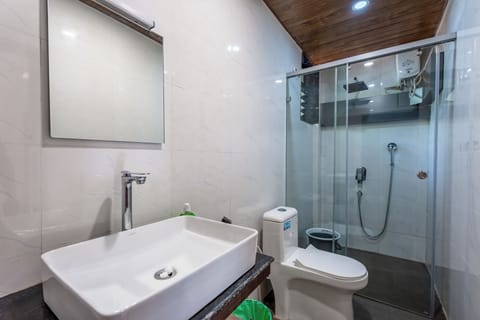 Deluxe Double Room, Pool View | Bathroom | Slippers