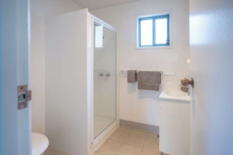 Family Cabin | Bathroom