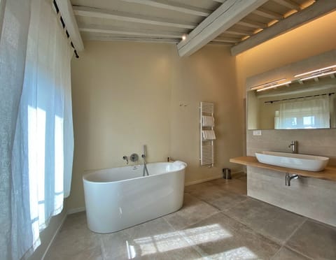 Superior Room, City View | Bathroom | Free toiletries, hair dryer, slippers, bidet