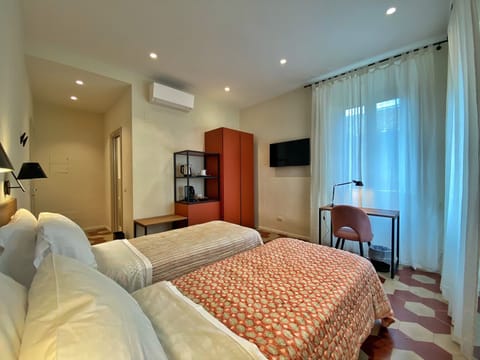 Comfort Room | In-room safe, desk, laptop workspace, soundproofing