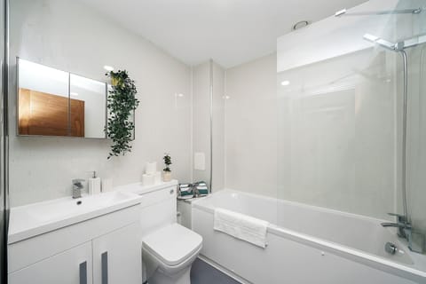 Apartment | Bathroom | Shower, towels