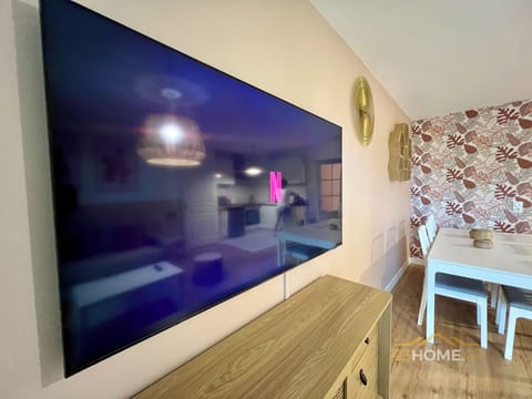 Deluxe Apartment, Garden View | Television