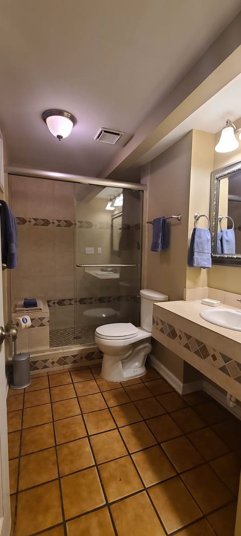 Songwriters | Bathroom | Combined shower/tub, free toiletries, hair dryer, bathrobes