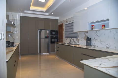 Premier Apartment, 3 Bedrooms, Non Smoking | Private kitchen