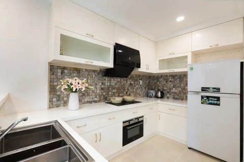 Deluxe Apartment, 2 Bedrooms, Balcony, City View | Private kitchen | Fridge, stovetop