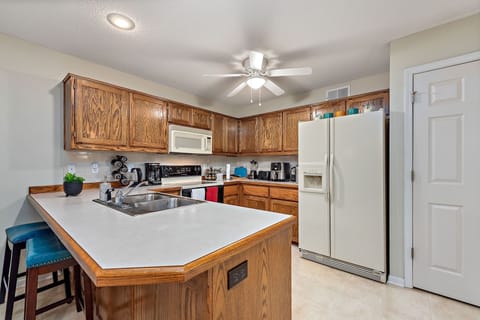 Townhome, 3 Bedrooms | Private kitchen | Fridge, oven, coffee/tea maker, toaster