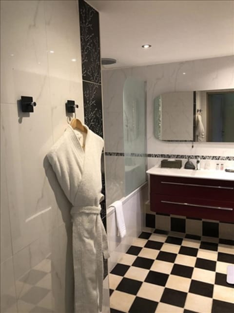 Junior Suite, Garden View | Bathroom | Free toiletries, hair dryer, towels, soap