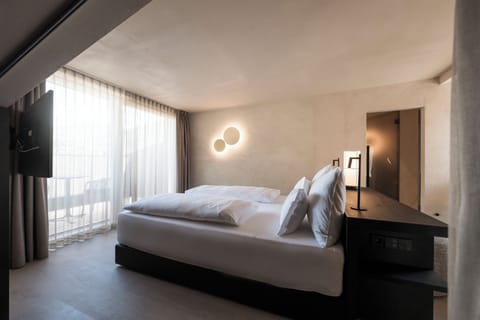 Luxury Suite | Premium bedding, Select Comfort beds, free minibar items, in-room safe